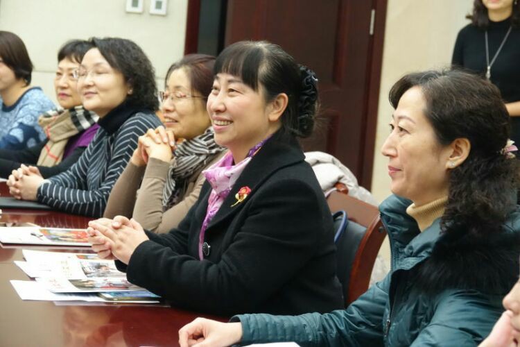 秦陵博物院副院长田静介绍读书活动（右二）.jpg