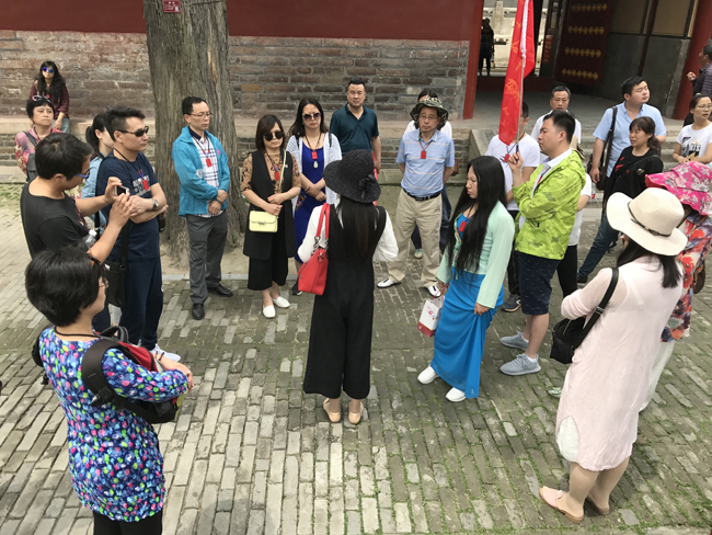 导游陈老师为大家讲解.jpg