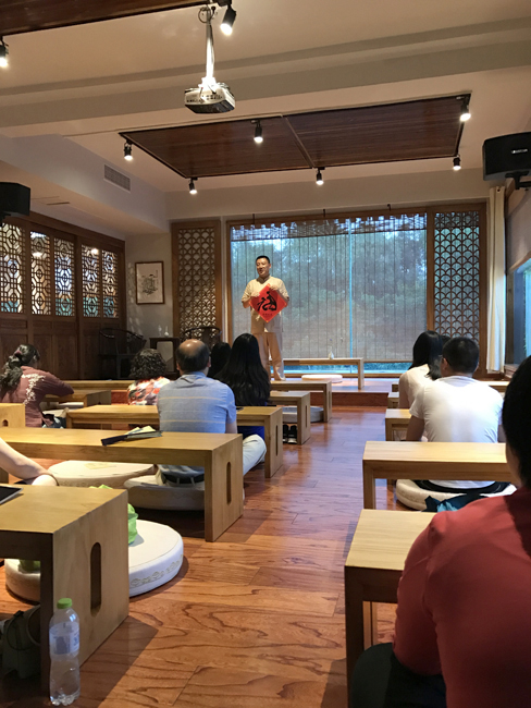 叶院长为大家介绍孔母文化.jpg