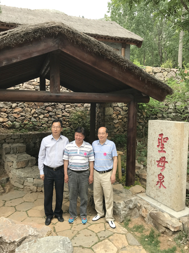王主任、华总和梅教授在圣母泉旁合影.jpg