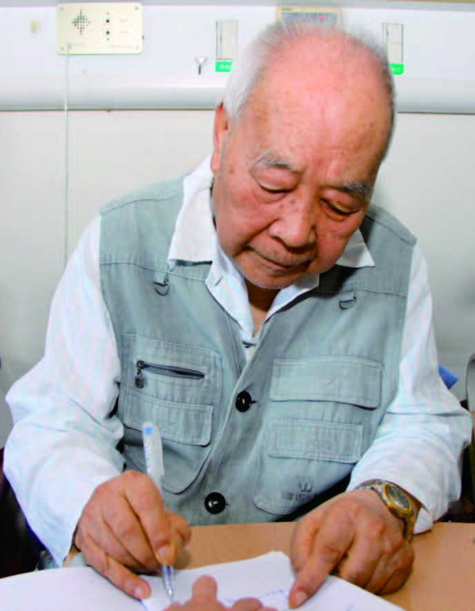 郭德林正在做笔记 张晖 摄.jpg