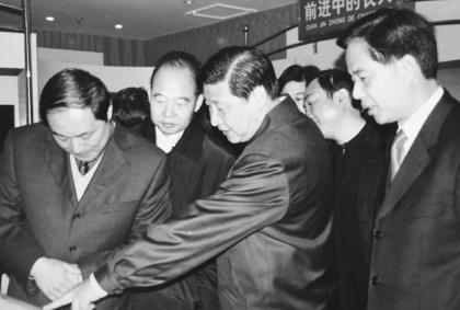 2002年12月,时任浙江省委书记习近平在长兴参观新四军史迹展.bmp