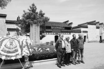 在新四军苏浙军区纪念馆前的留影，右.jpg