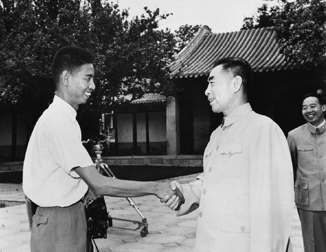 周恩来总理在中南海颐年堂朝另外一个记者招手说：“我和老杜再握一次手， 你给照一下。”.jpg