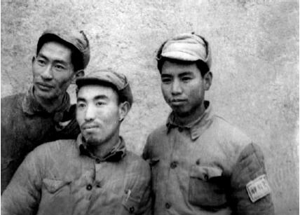 我（右一）和战友在延安。.jpg