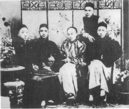 １８９２年，孙中山（左二） 与陈少白（左三），尤列（左四）、杨鹤龄.jpg