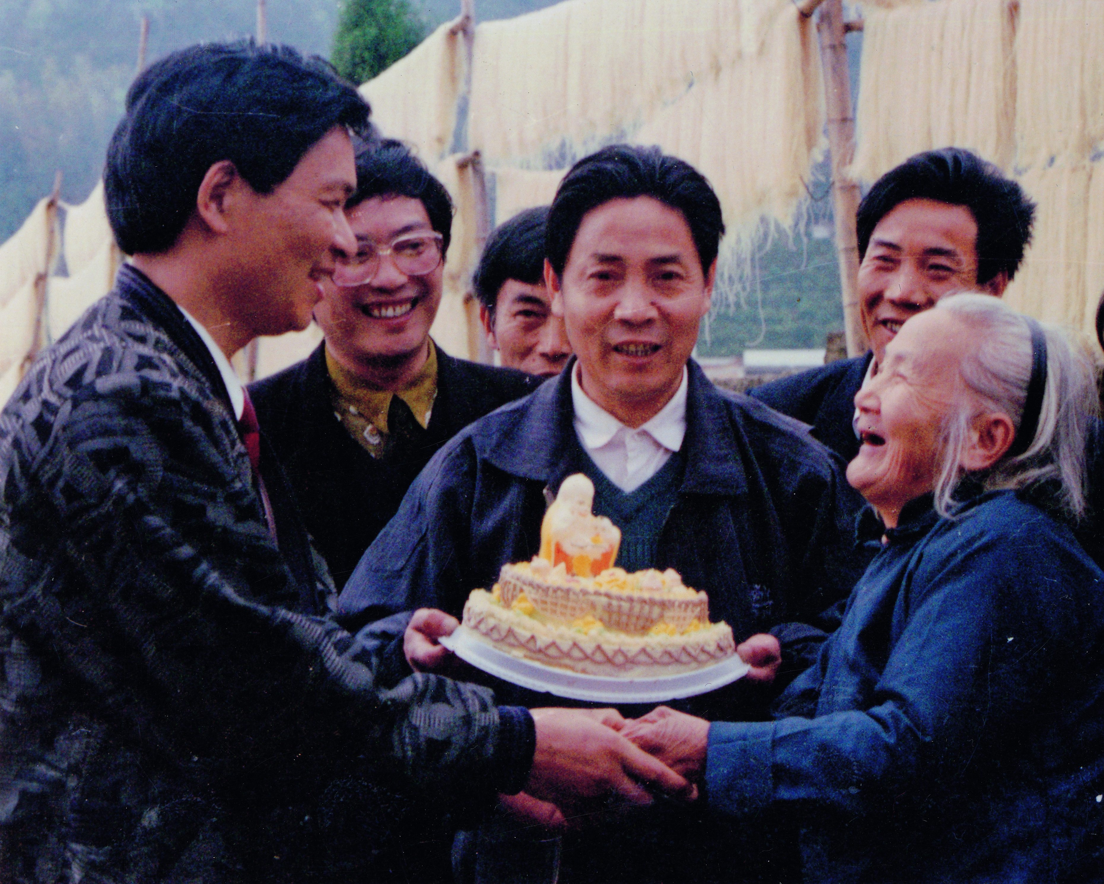 乡镇干部同志得知高阿二过七十大寿，特地赶来向她祝寿。（摄于1994年）_副本.jpg