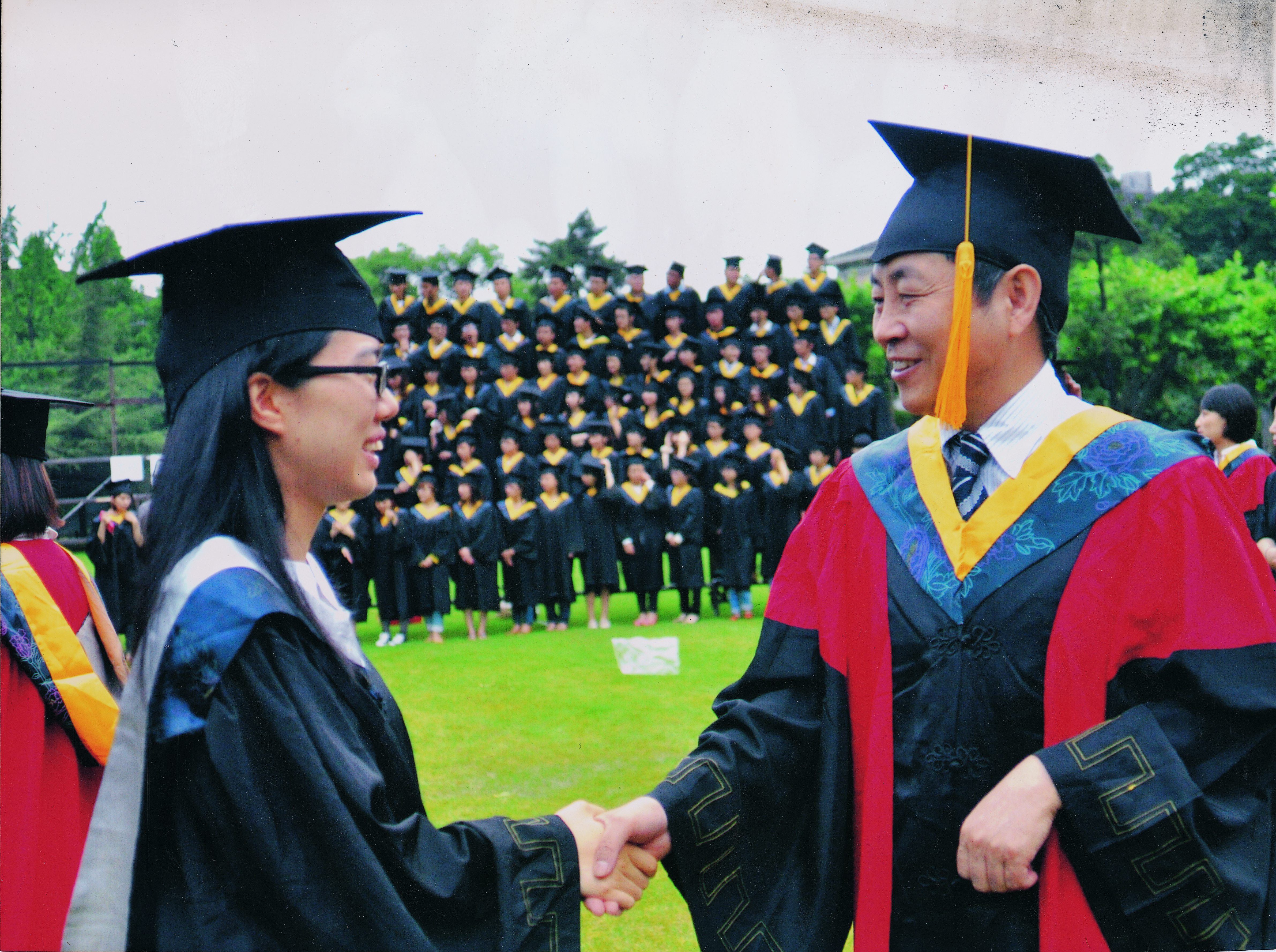 华东理工大学生物工程学院院长张元兴祝贺杨希晨在学业上取得优异的成绩，保研成功。这是叶根土后代中出现的首位研究生。（摄于2013年）_副本.jpg