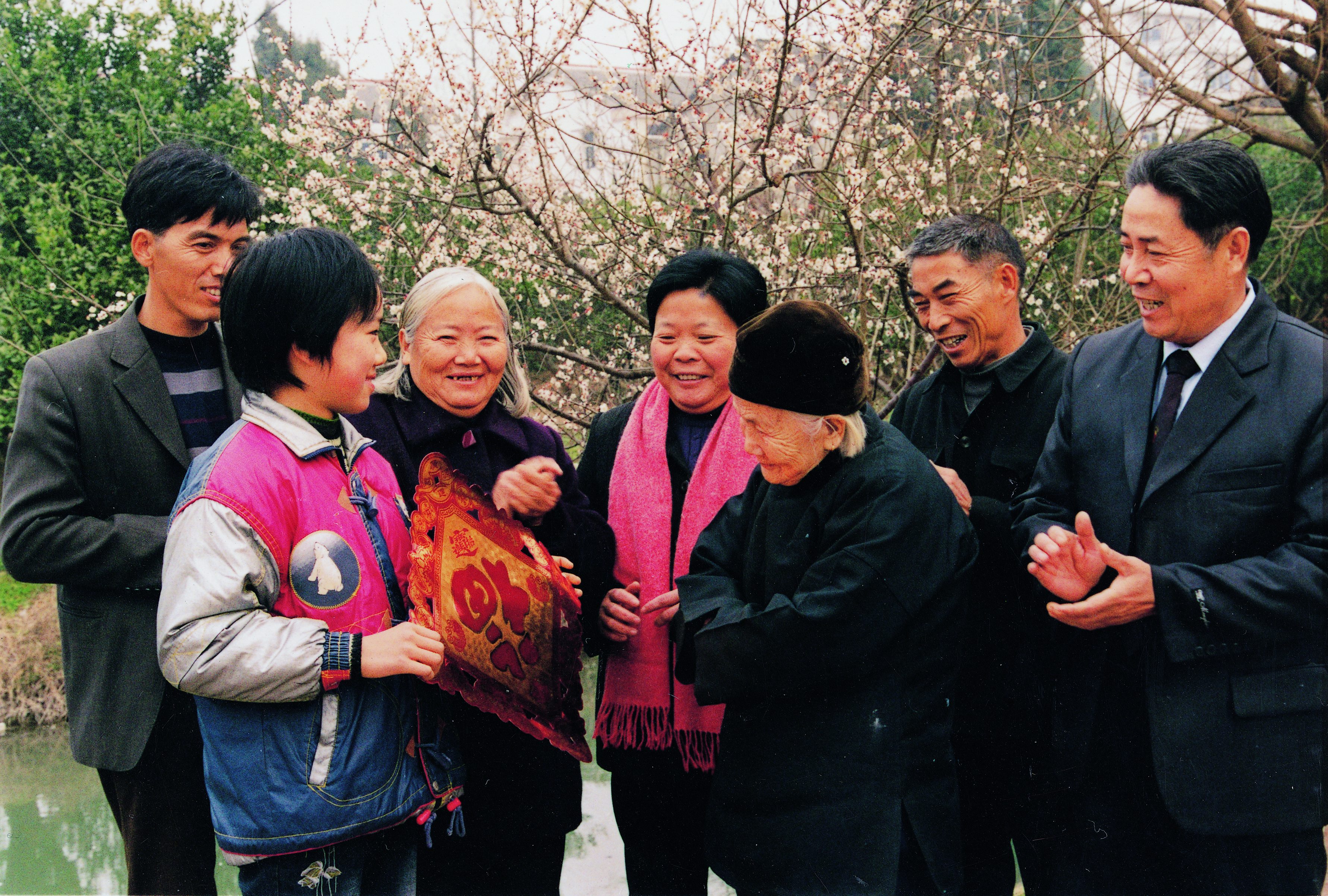 高阿二八十岁时，曾外孙女杨希晨向她祝寿。（摄于2004年）_副本.jpg