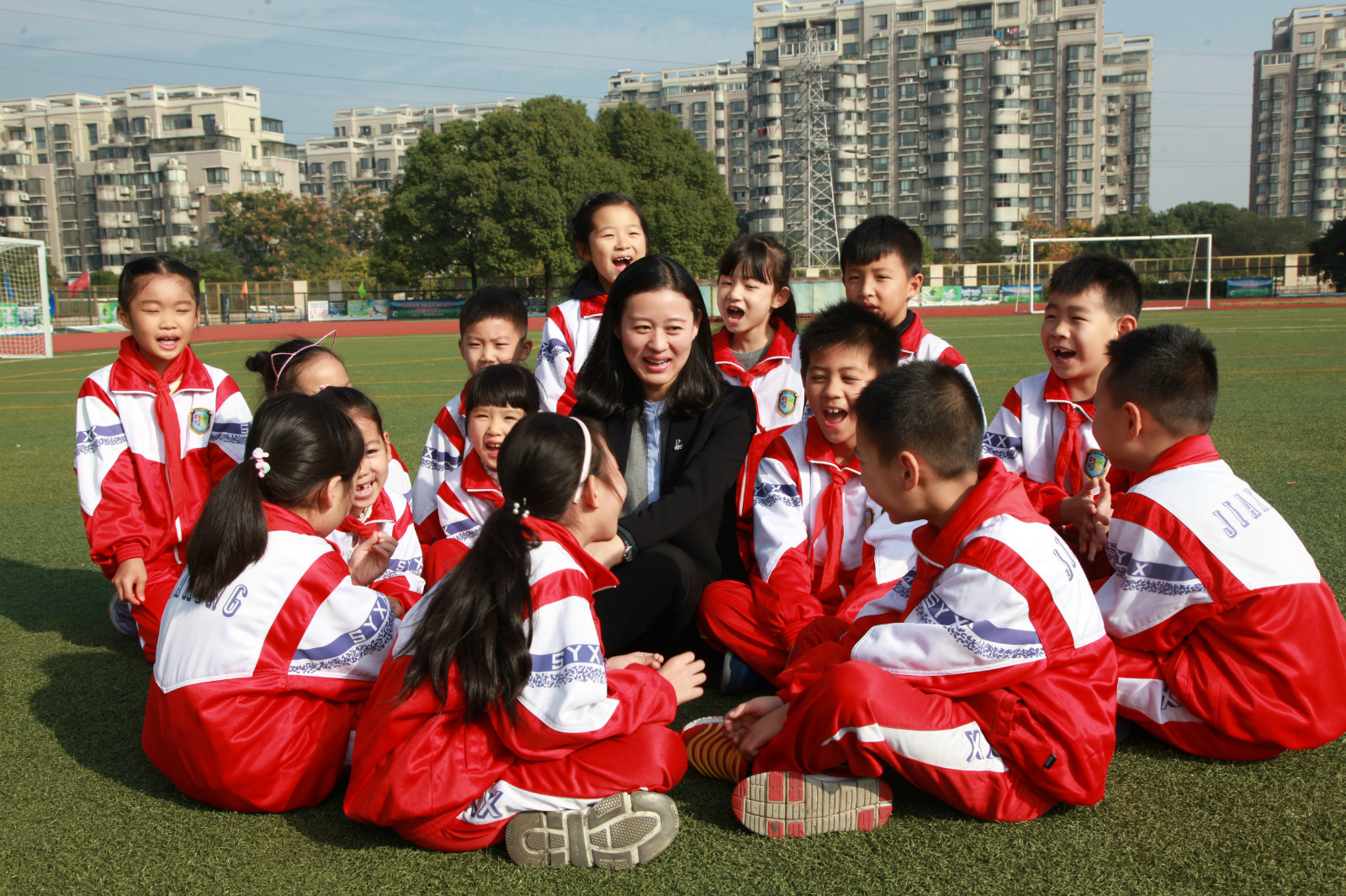 06南湖革命纪念馆讲解员袁晶正在给孩子们宣讲红船革命故事_meitu_2.jpg