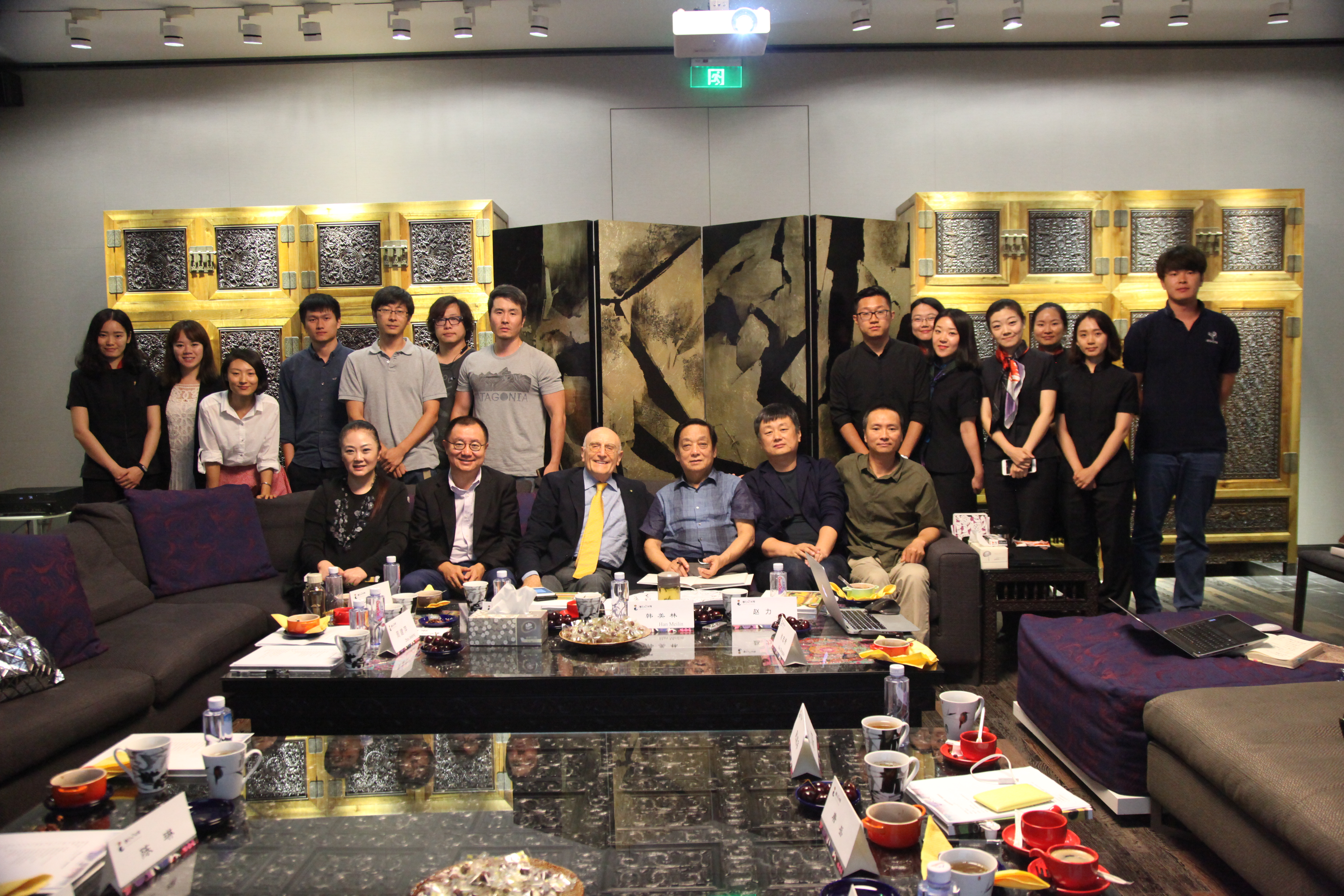 “韩美林全球巡展”策展会合影.JPG