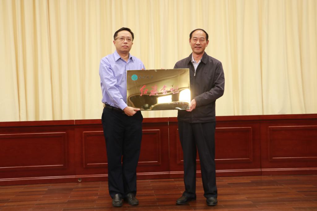 毛传兵副总编代表红旗出版社为我校“红旗书吧”授牌.jpg