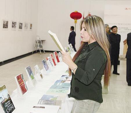 11.28 中国优秀出版物展在黎巴嫩举行.jpg