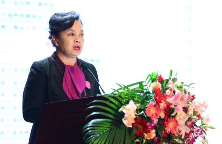 中国妇女报社社长助理、“书香三八”读书活动组委会副主任邱岚宣读获奖名单.jpg