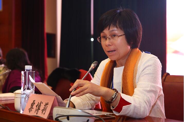 “书香三八”读书活动组委会副秘书长粟博莉介绍“书香天使”计划.jpg