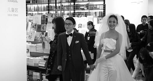 2017.2.14 重庆一对新人举行“书店婚礼”.jpg