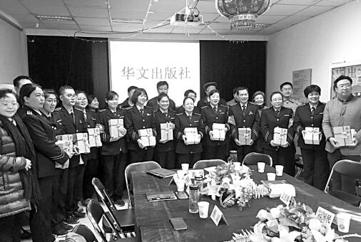 2017.3.3 《雷锋全集》送到公交车队.jpg