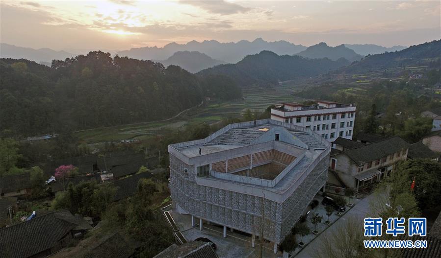 2017.4.10 大山深处 我们这样建乡村卫生院.jpg