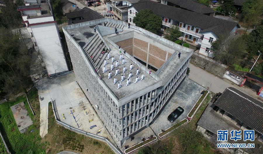 2017.4.10 大山深处 我们这样建乡村卫生院8.jpg