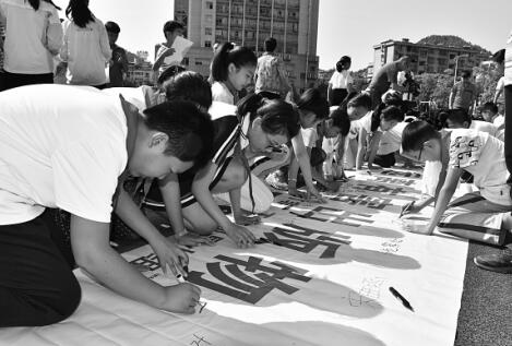 2017.6.8 浙江建德市整治文化市场 不光“扫” 更突出“打”.jpg