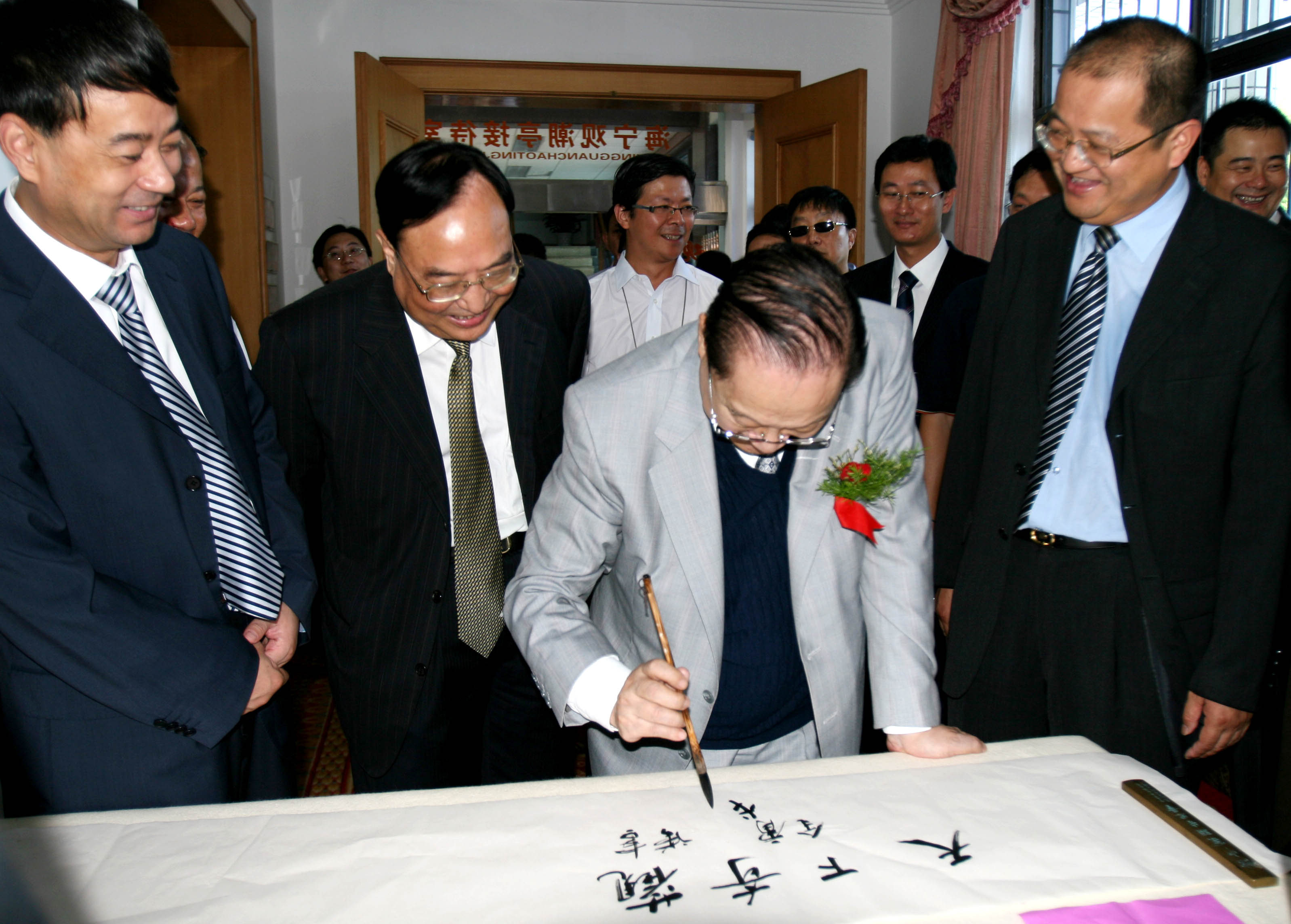 金庸海宁观潮：题写“天下奇观”（沈达摄）.jpg
