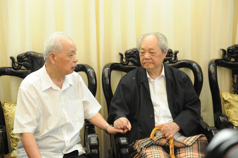 卲老与冯其庸亲切交流.jpg