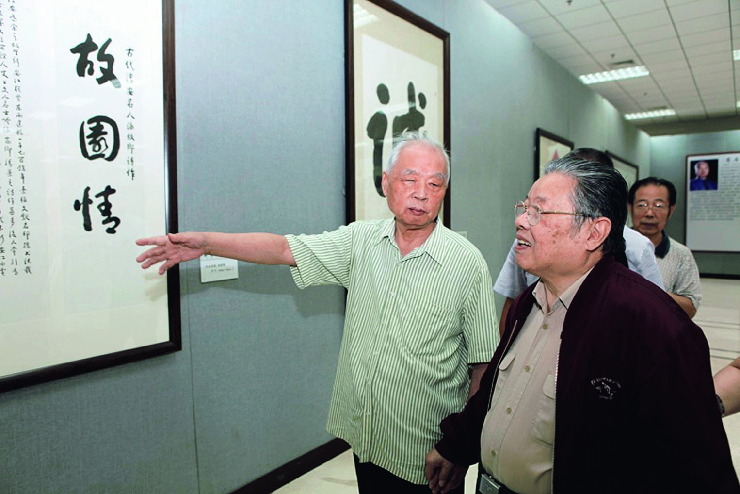 2013年8月在北京举办的邵华泽书法新作展上，邵华泽向著名书法家李铎介绍书法作品“八条屏”。.jpg