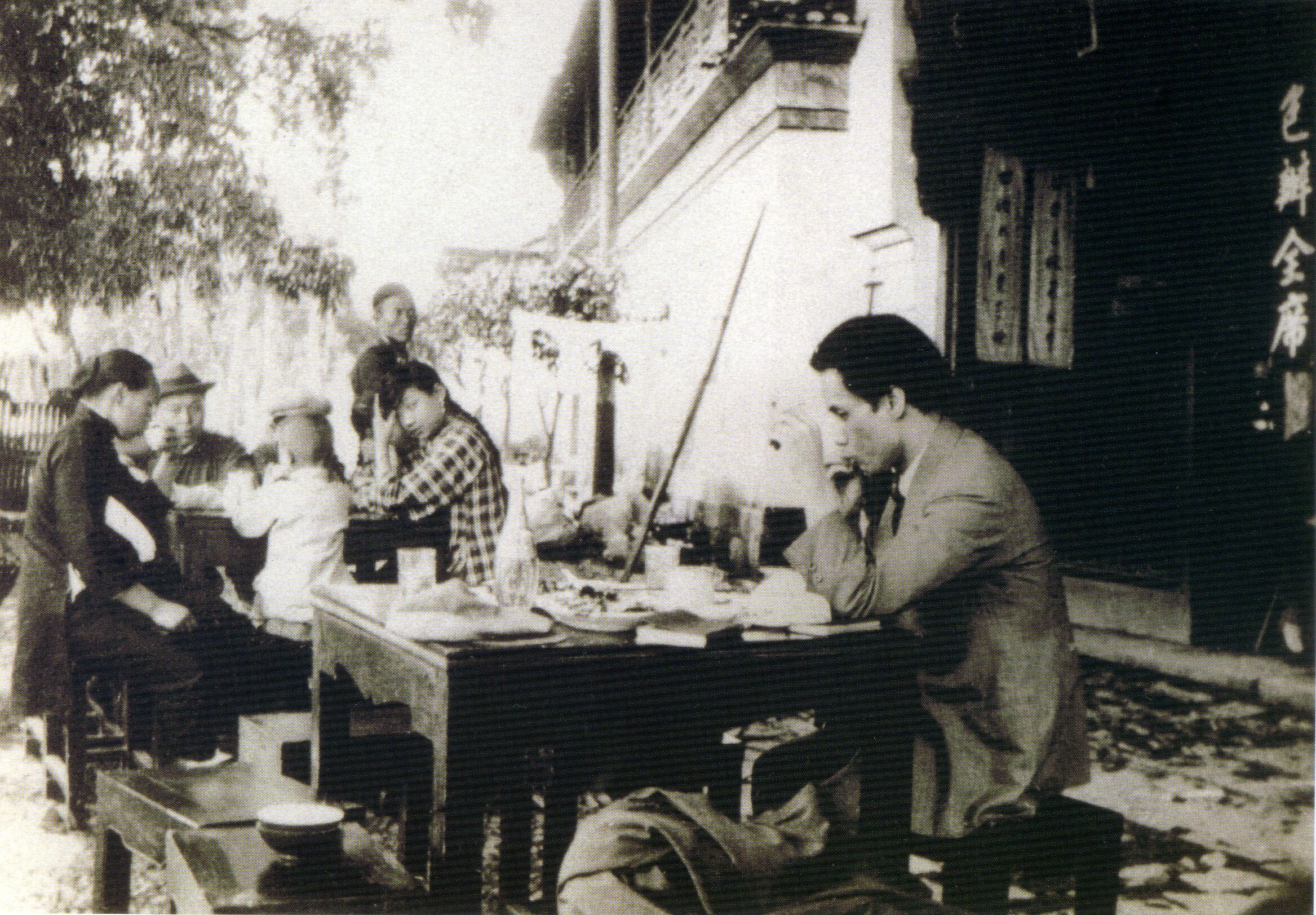 拍摄于1921年5月3日的老照片，喝茶的是芥川龙之介.jpg