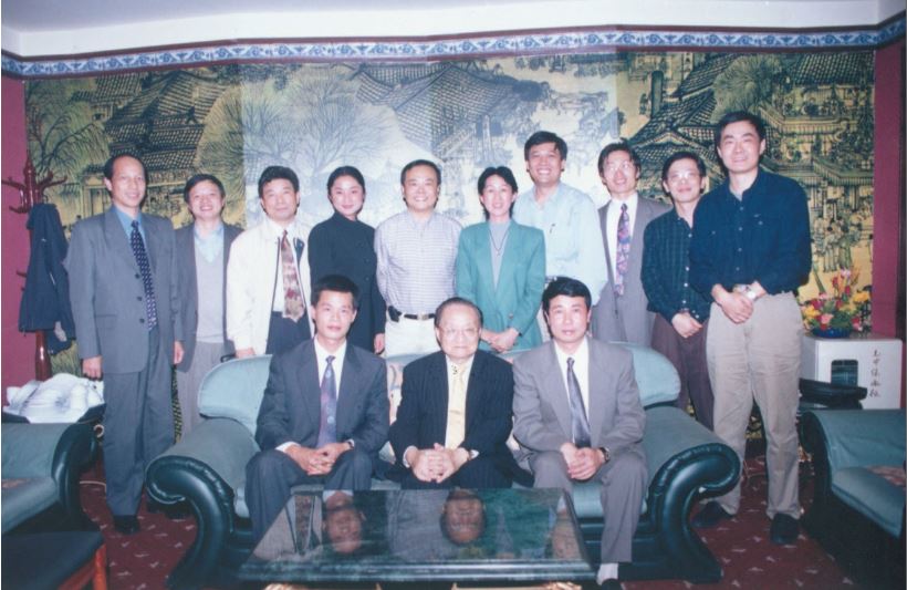 1999年10月26日，金庸夫妇宴请浙江大学大人文学院班子成员。（张梦新提供）.JPG