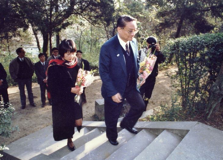1992年12月3日，金庸与夫人林乐怡来到硖石西山凭吊表兄徐志摩。（方炳华 摄）.JPG