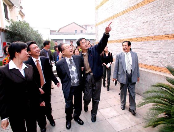 2003年10月25日，金庸在浙大教授徐岱（右二）等陪同下回海宁，来到表哥徐志摩故居参观。（王超英 摄）.JPG