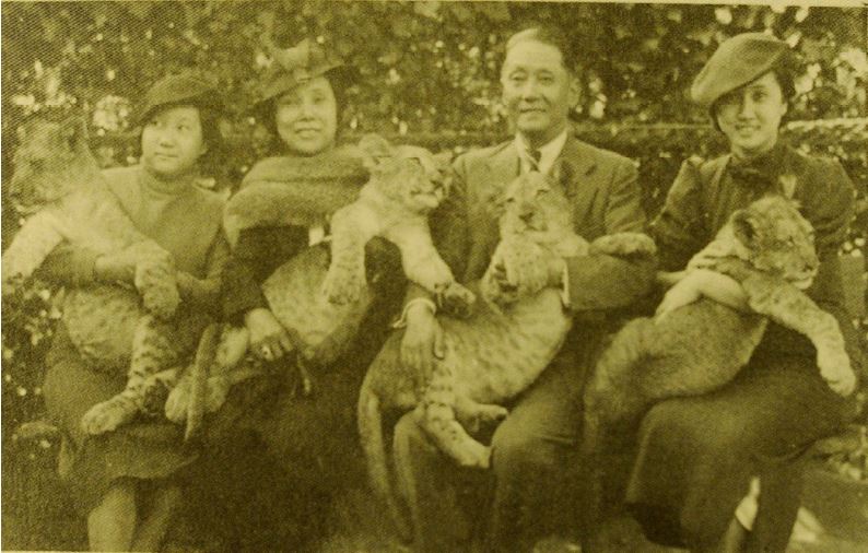1936年，蒋英（右一）与家人在德国参观柏林动物园时的合影（黄佳健翻拍）.JPG