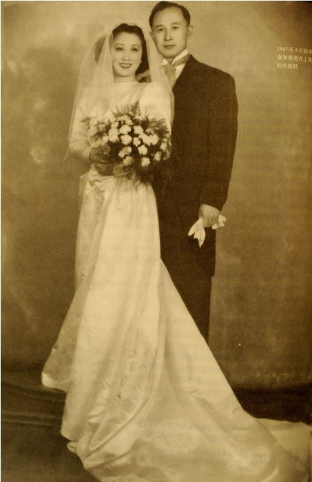 1947年9月，钱学森和蒋英在上海的结婚照。（黄佳健翻拍）.JPG