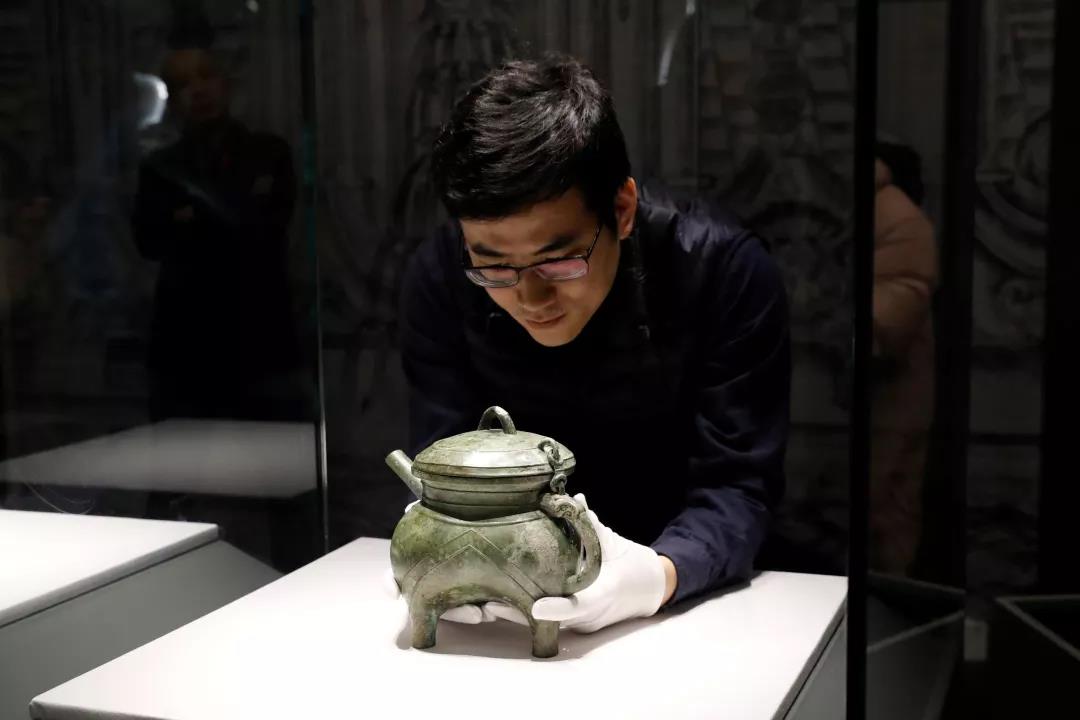 陈克双老师在布展中.jpg