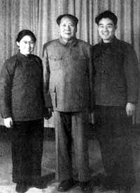 1963年12月26日毛泽东同女儿李敏、女婿孔令华在中南海住地合影.jpg