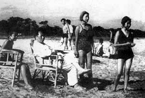 1954年7月，毛泽东与李敏、刘松林在北戴河海滨。.jpg
