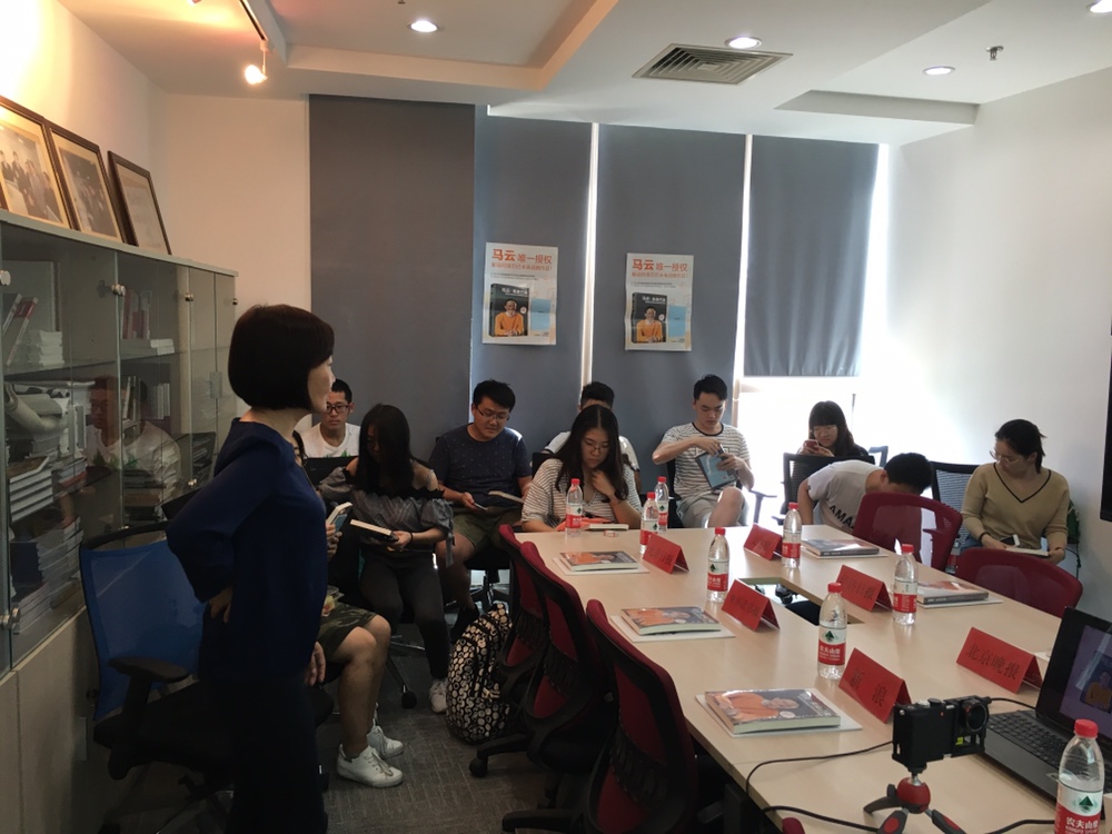 红旗出版社总编辑徐澜与大学生交流编辑心得.JPG