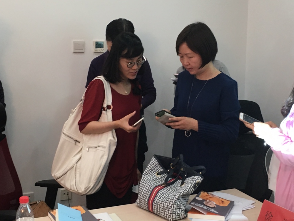 活动结束后，仍有读者留在现场提问交流。 (2).JPG